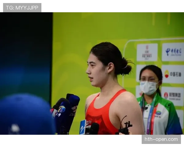 张雨霏泳池边一身名牌，下水瞬间秒变运动狂魔，这反差我服了！